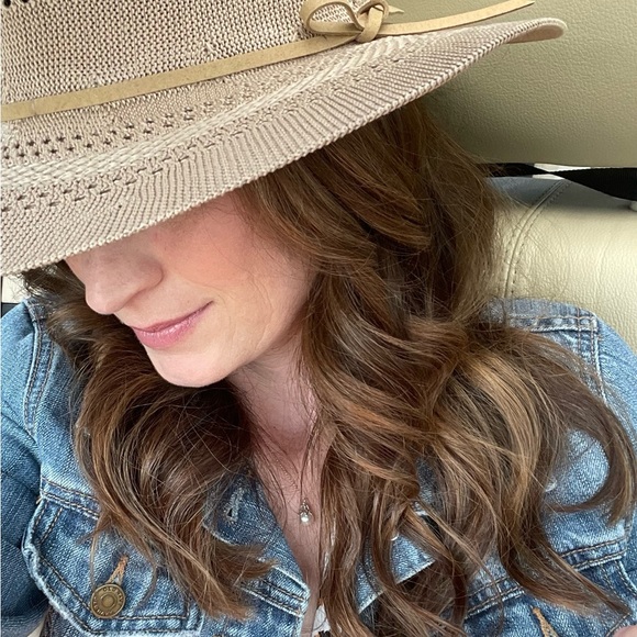 Meet your Posher, Christie - Picture 1 of 1